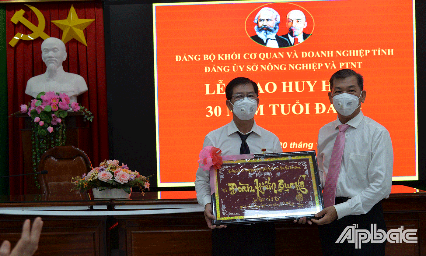 Đồng chí Nguyễn Văn Mẫn, Bí thư Đảng ủy Sở Nông nghiệp và Phát triển nông thôn chúc mừng đàng viên Đoàn Kiếm Quang.