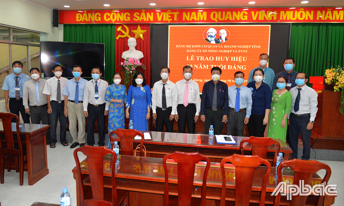 Đến nay Đảng bộ Sở Nông nghiệp và Phát triển nông thôn có 15 đảng viên vinh dự nhận Huy hiệu 30 năm tuổi Đảng