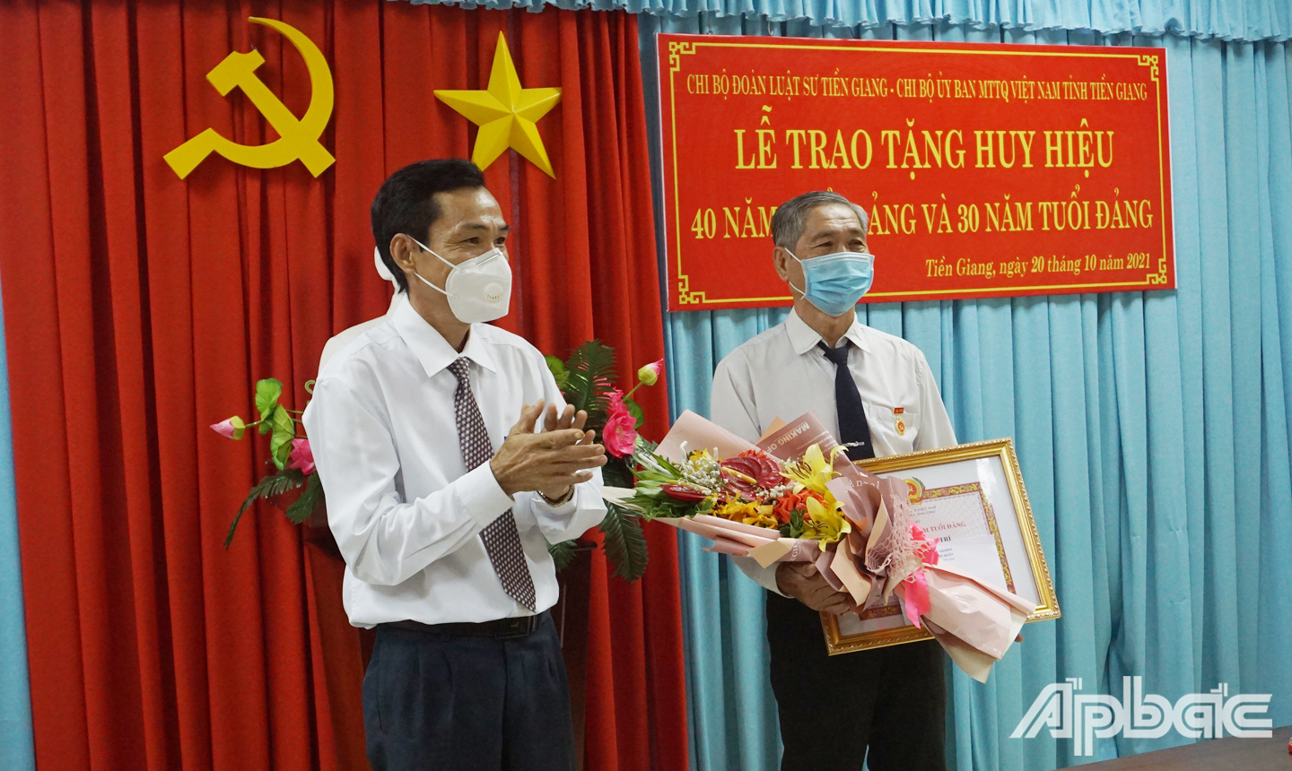Đồng chí Phan Thành Trung, Phó Bí thư Thường trực Đảng ủy Khối cơ quan Doanh nghiệp tỉnh trao Huy hiệu 40 năm tuổi Đảng cho đồng chí Nguyễn Hữu Trí