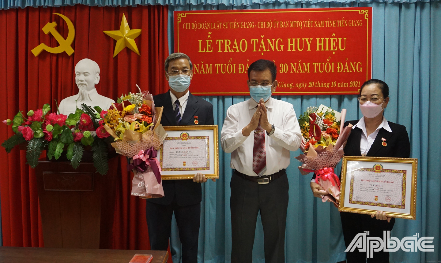 Đồng chí Nguyễn Văn Thạch, Phó Bí thư Đảng ủy Khối trao Huy hiệu 30 năm tuổi Đảng cho đồng chí Tạ Kim Thu và đồng chí Huỳnh Văn Hải