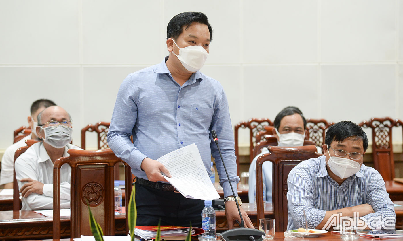 Trưởng Ban Quản lý các khu công nghiệp tỉnh Nguyễn Nhật Trường phát biểu tại buổi họp báo.