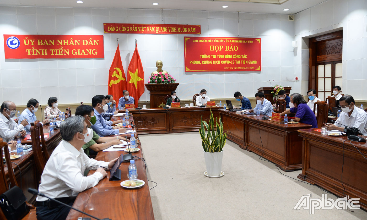 Quang cảnh buổi họp báo.