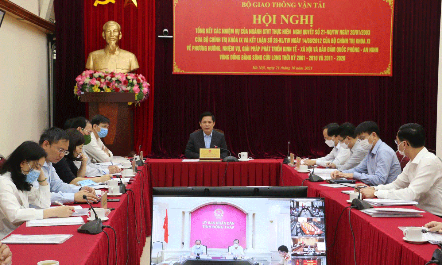 Bộ trưởng Nguyễn Văn Thể chủ trì Hội nghị tại điểm cầu trụ sở làm việc Bộ GTVT. Ảnh: mt.gov.vn