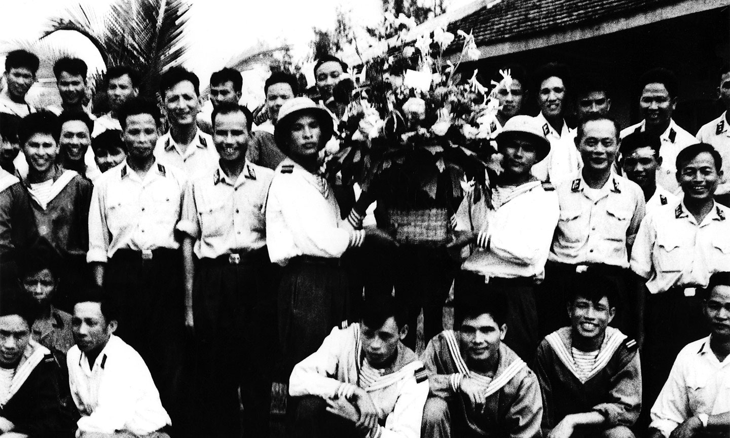 Cán bộ, chiến sĩ Đoàn 125 đón nhận lẵng hoa của Bác Tôn tặng năm 1970.