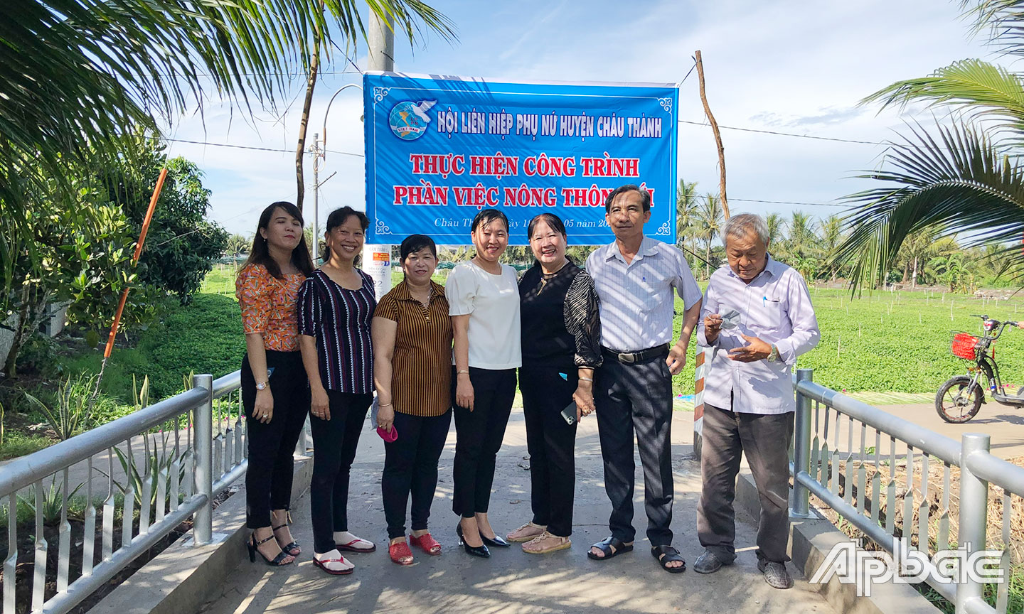 Hội LHPN huyện vận động xây dựng cầu nông thôn ở xã Nhị Bình trị giá 190 triệu đồng (ảnh chụp khi chưa bùng phát dịch).
