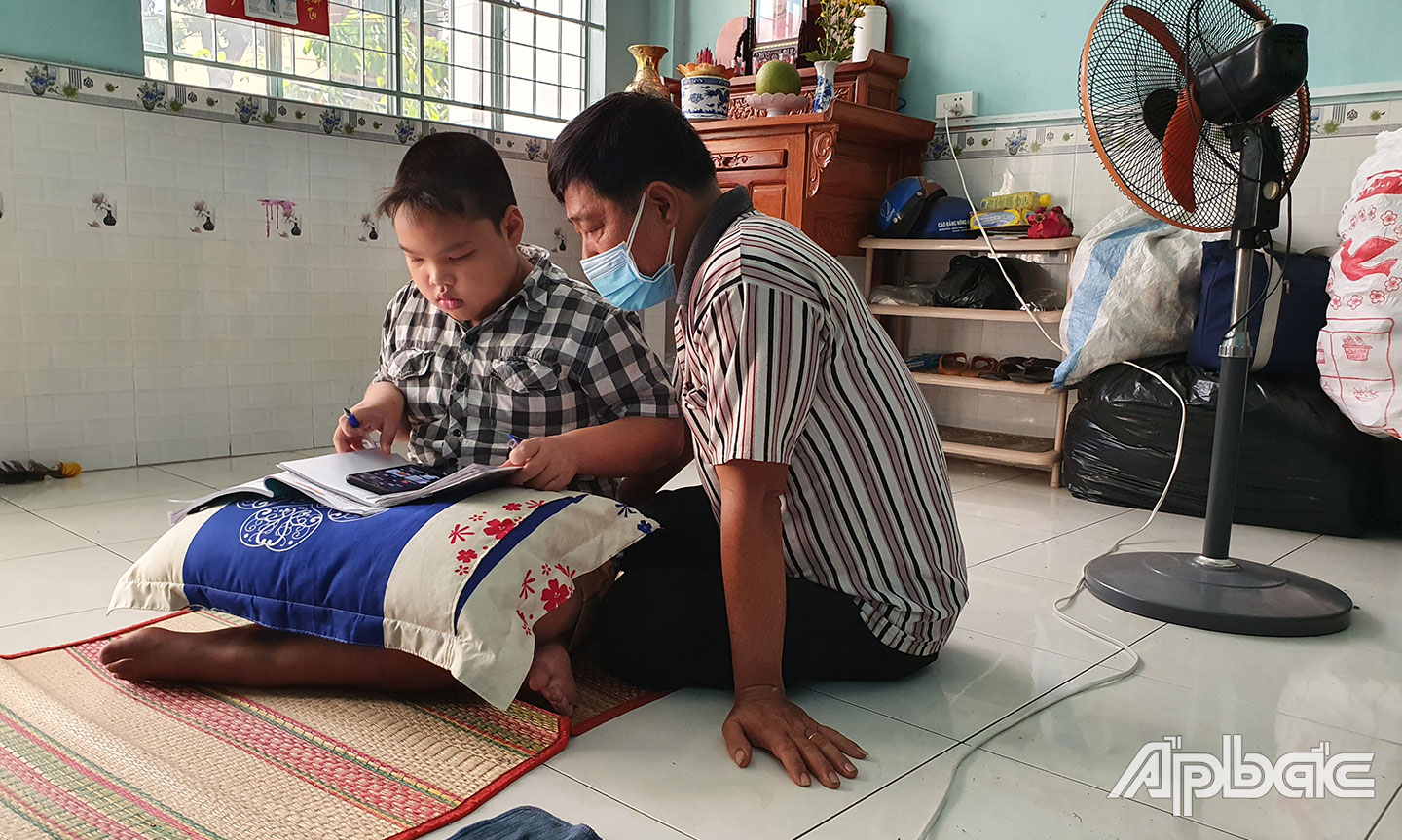 Em Nguyễn Hiếu Lộc và cậu ruột của mình.