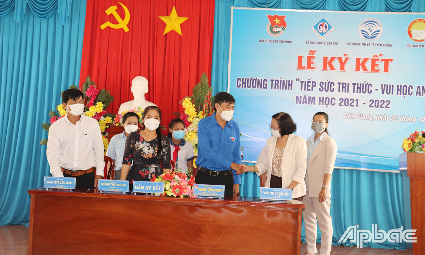 Đại diện lãnh đạo các đơn vị phối hợp kí kết chương trình 