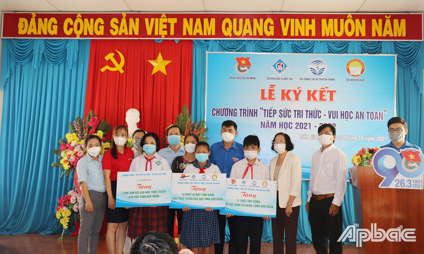 Các em học sinh đại diện nhận học bổng từ các đơn vị tài trợ.