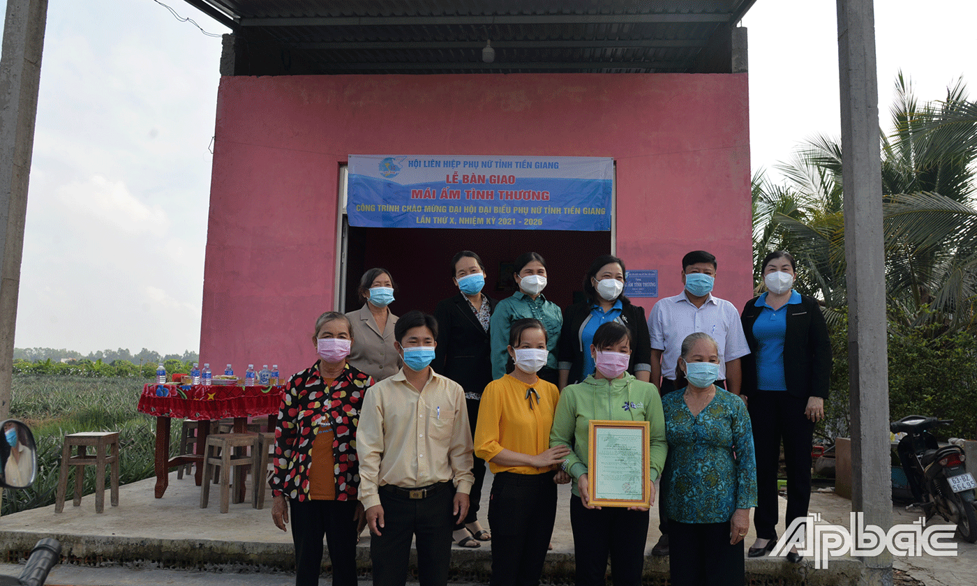 Bàn giao mái ấm tình thương cho chị Nguyễn Thị Thanh Thúy.