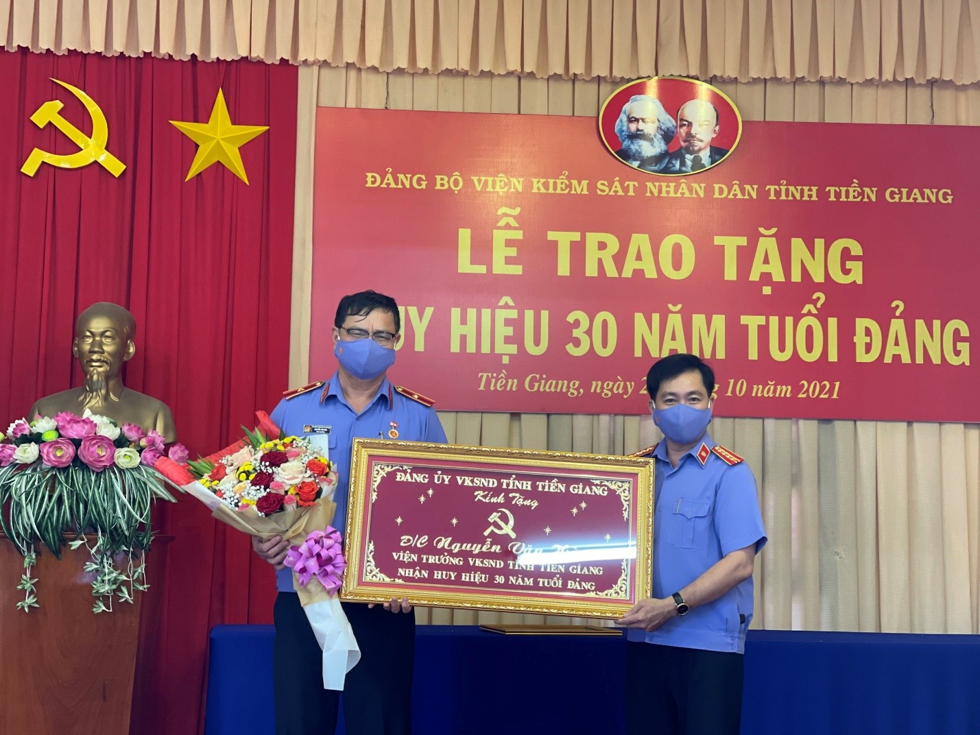 Đồng chí Nguyễn Thành Phúc Bí thư Đảng ủy VKSND tỉnh Tiền Giang chúc mừng đồng chí Nguyễn Văn Hòa.