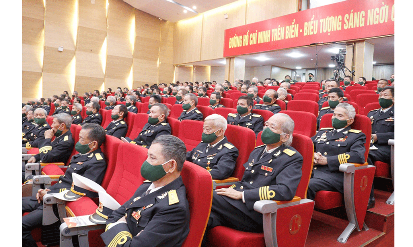 Các đại biểu và thế hệ cán bộ, chiến sĩ Cựu chiến binh đường Hồ Chí Minh trên biển dự buổi lễ.