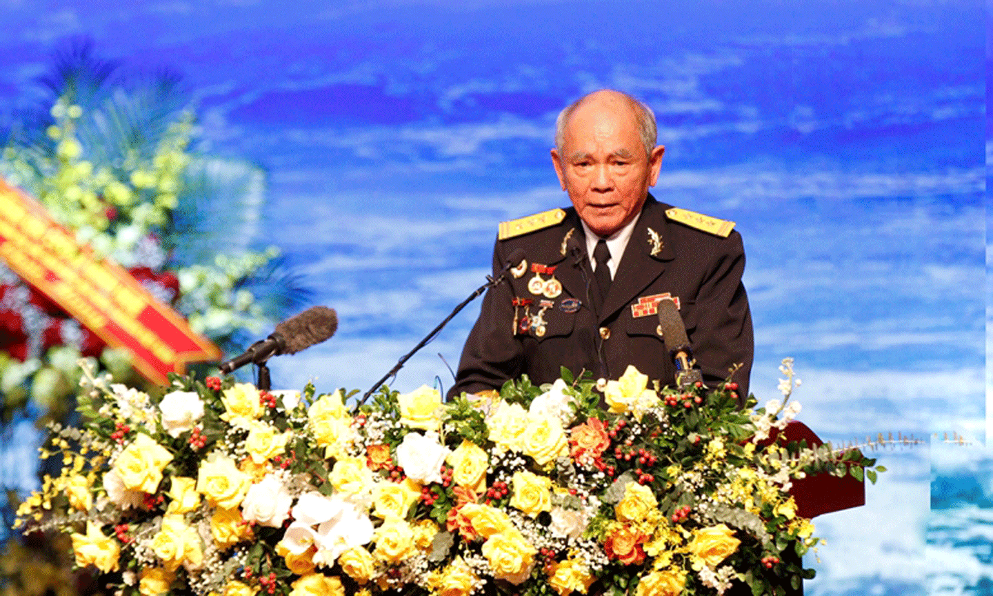 Đồng chí Trần Văn Hữu, Chủ tịch Hội truyền thống Đường Hồ Chí Minh trên biển phát biểu tại buổi lễ.
