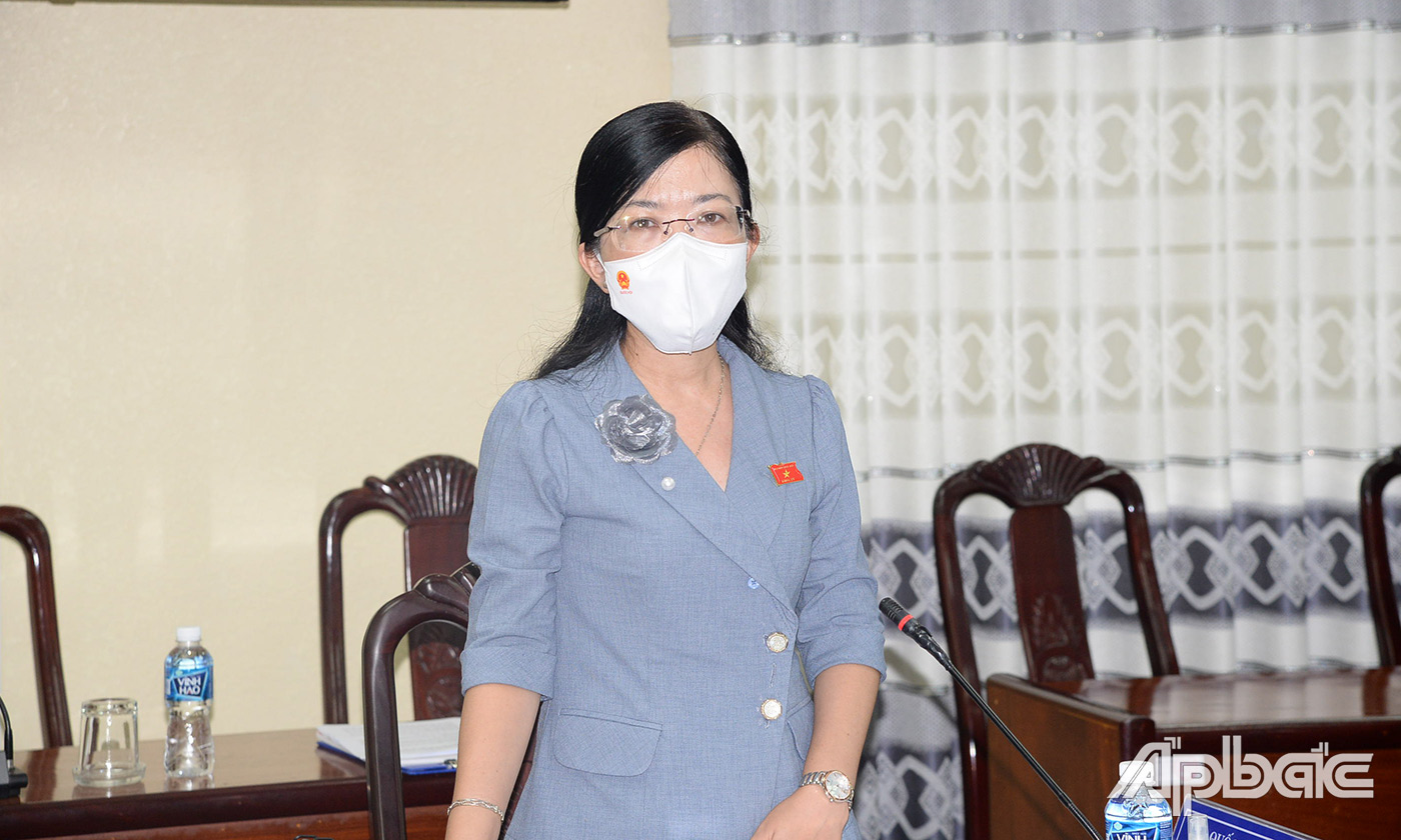 Đại biểu Nguyễn Kim tuyến phát biểu tại buổi thảo luận tổ