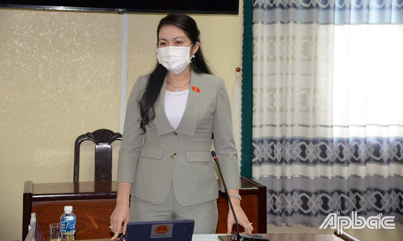 Đại biểu Nguyễn Thị Uyên Trang phát biểu tại buổi thảo luận tổ