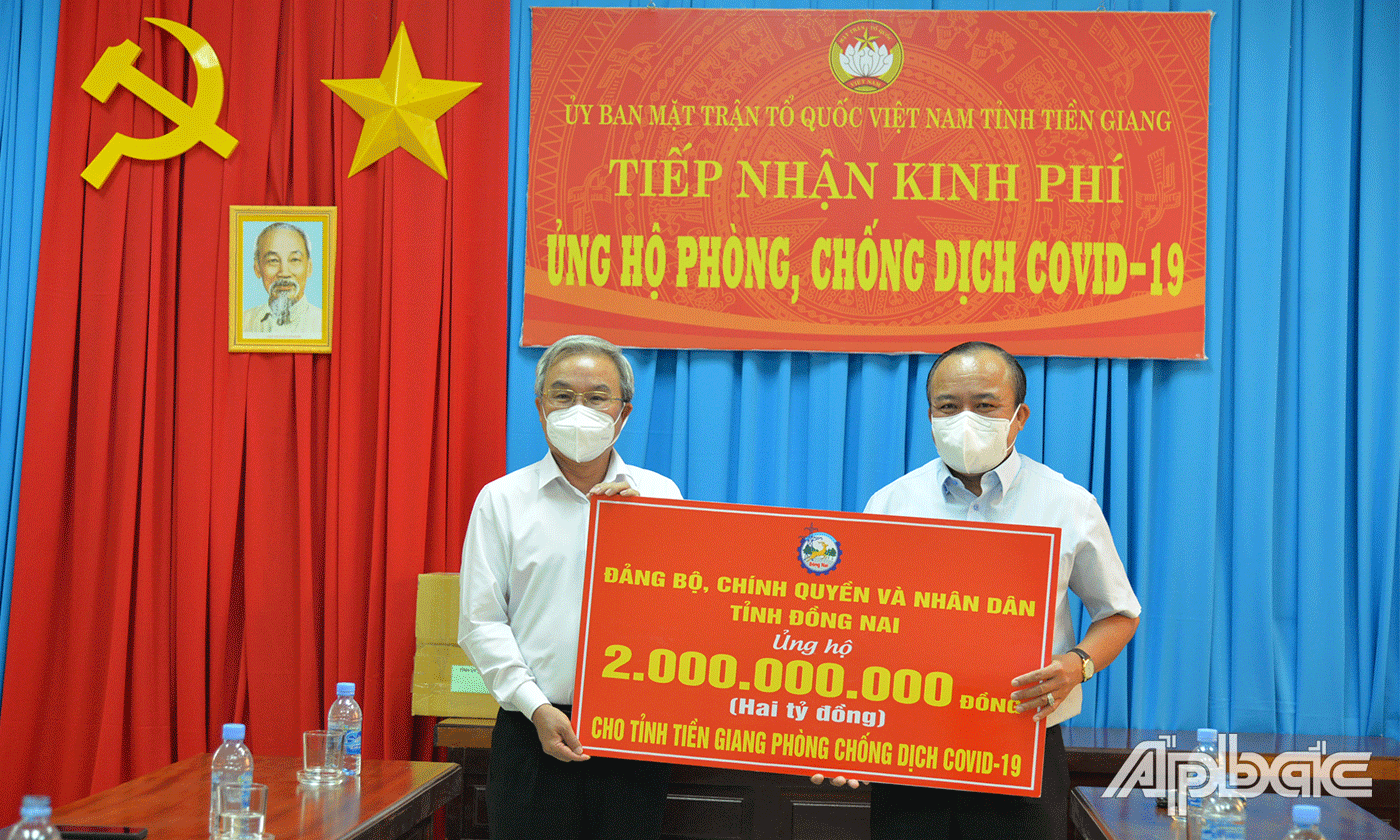 Chủ tịch Ủy ban Mặt trận tổ quốc tỉnh Đồng Nai Cao Văn Quang trao bảng tượng trưng 2 tỷ đồng.