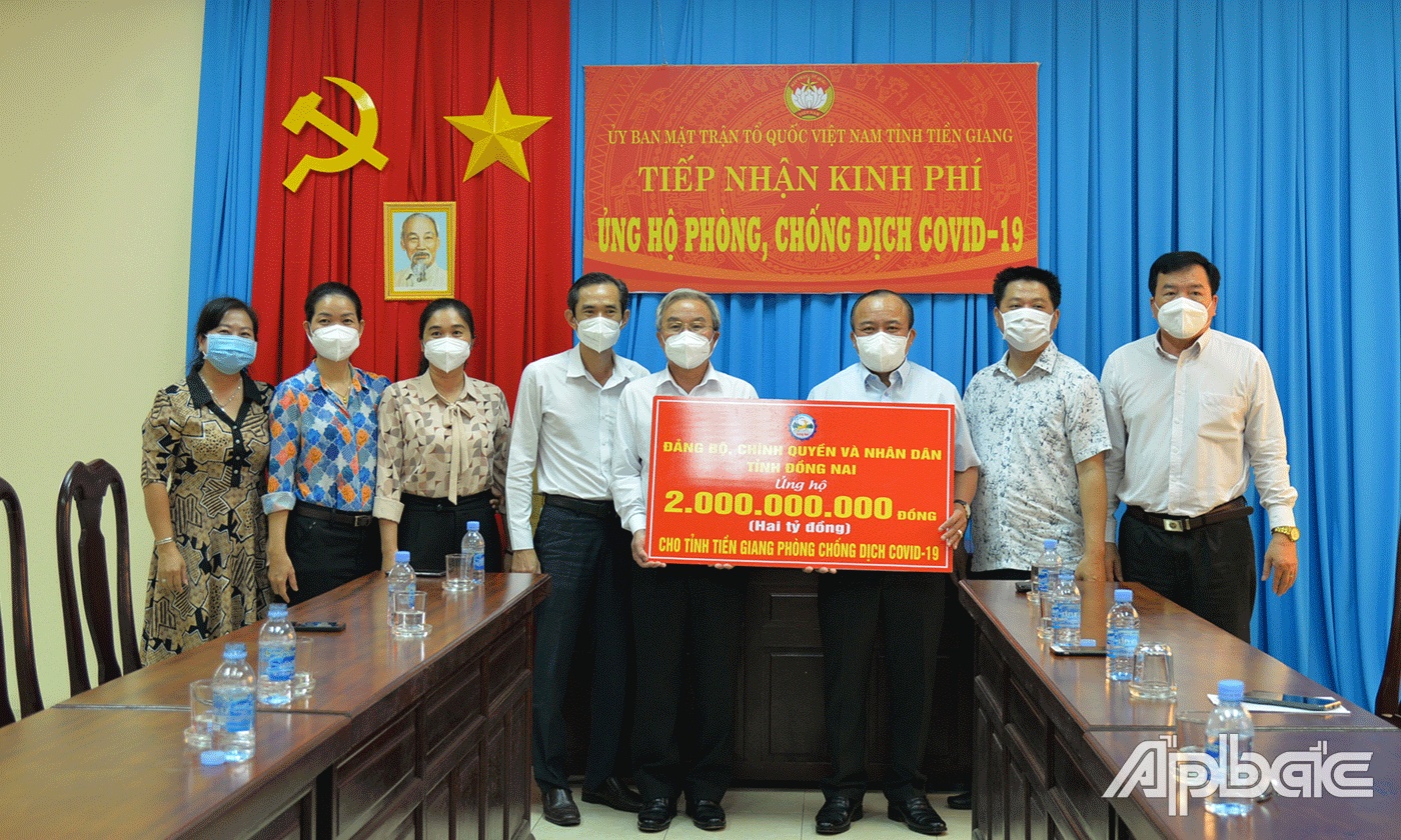Tỉnh Đồng Nai trao tặng Tiền Giang 2 tỷ đồng.