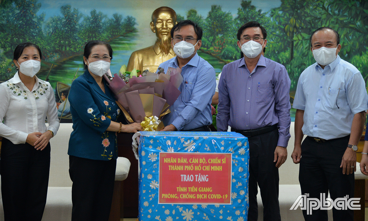 Đồng chí Võ Văn Bình tặng hoa cám ơn đồng chí Nguyễn Thị Lệ.