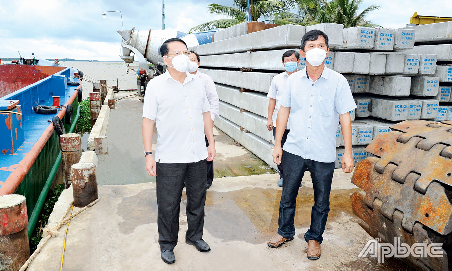 Lãnh đạo tỉnh kiểm tra hoạt động sản xuất “3 tại chỗ” tại Công ty TNHH Hữu Biên (huyện Châu Thành) vào cuối tháng 9-2021.         	                                                                                             