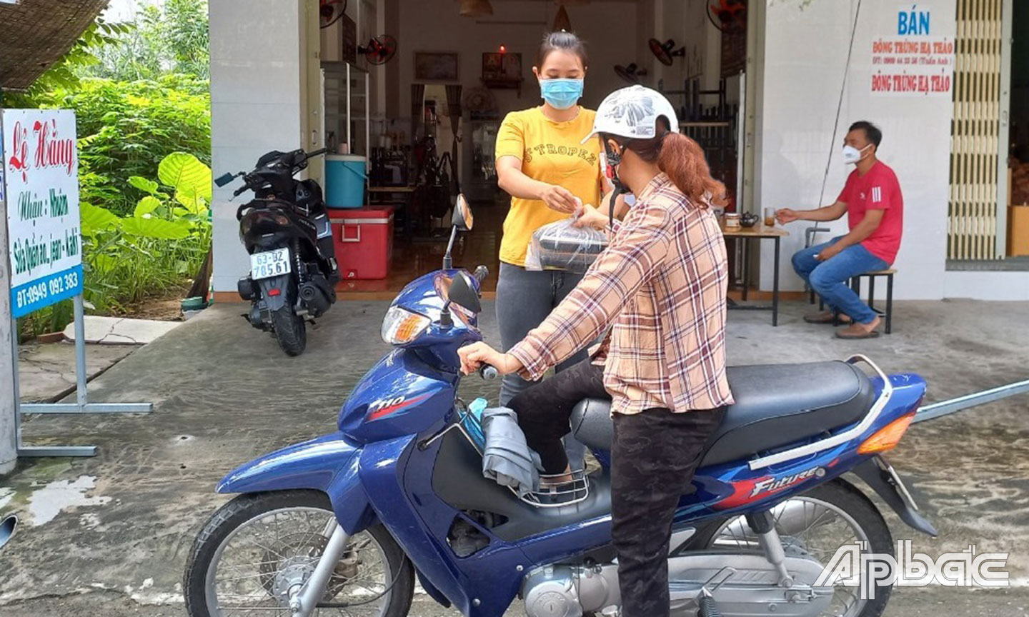 Các quán ăn, giải khát tuân thủ quy định phòng, chống dịch khi hoạt động trở lại (ảnh chụp tại quán thức ăn, nước giải khát Lệ Hằng, khu phố 1, phường 1).