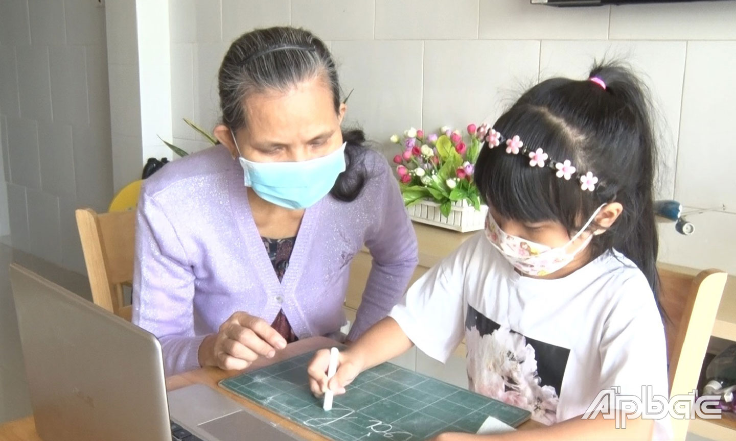 Thành viên trong gia đình đồng hành cùng học sinh trong các buổi học.  Trong ảnh: Buổi học  của em Phạm Như Lê, học sinh lớp 15  Trường  Tiểu học  Phan Văn Kiêu.