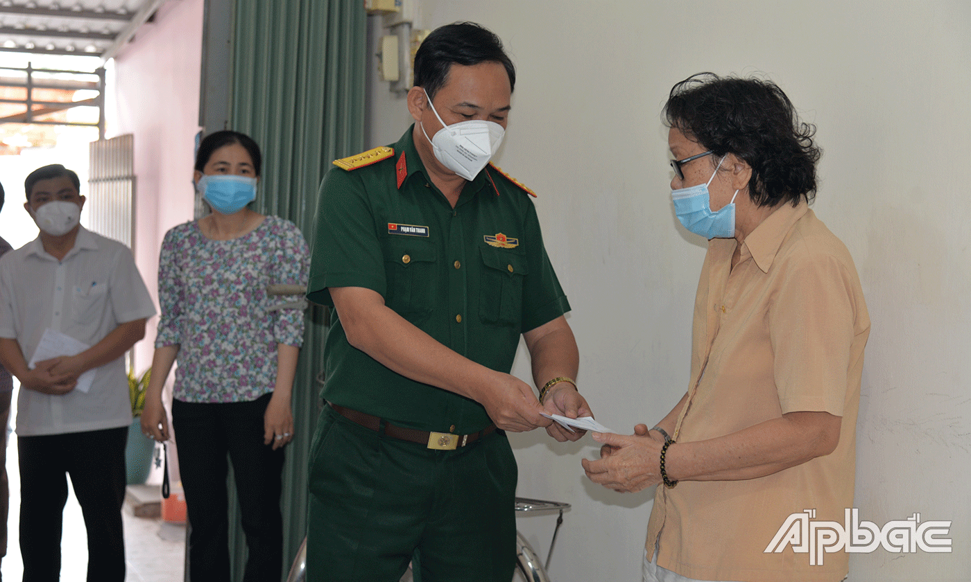 Đồng chí Phạm Văn Thanh thăm hỏi, tặng quà cho gia đình có người tử vong do dịch bệnh Covid-19 tại TX. Gò Công.