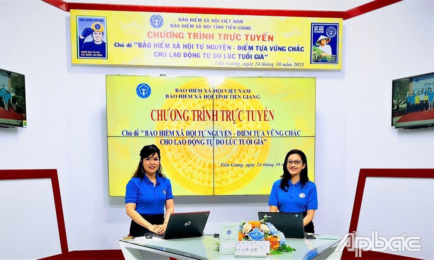 Hai MC dẫn chương trình trong buổi livestream.