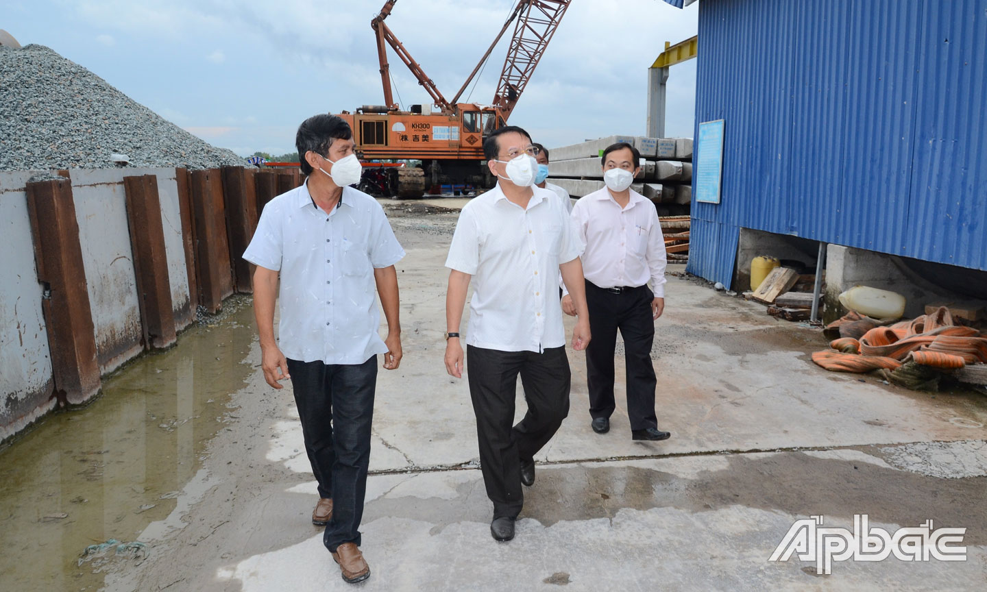 Lãnh đạo tỉnh kiểm tra một doanh nghiệp thực hiện “3 tại chỗ” tại huyện Châu Thành.   Ảnh: M. THÀNH                                                             