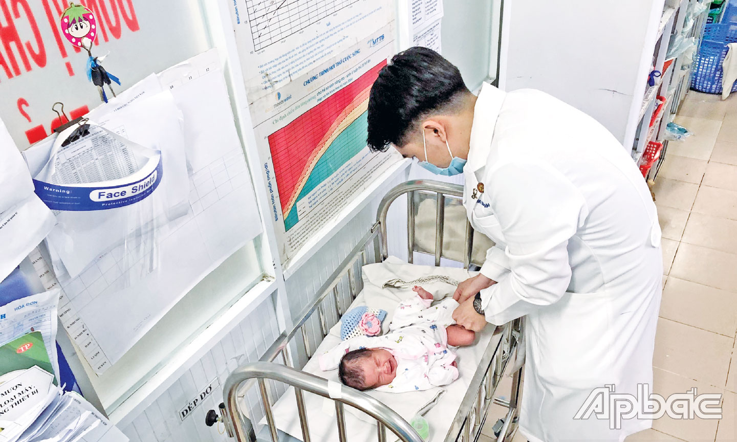  Bác sĩ Bùi Khánh Duy cẩn thận thay cho bé chiếc tã mới.