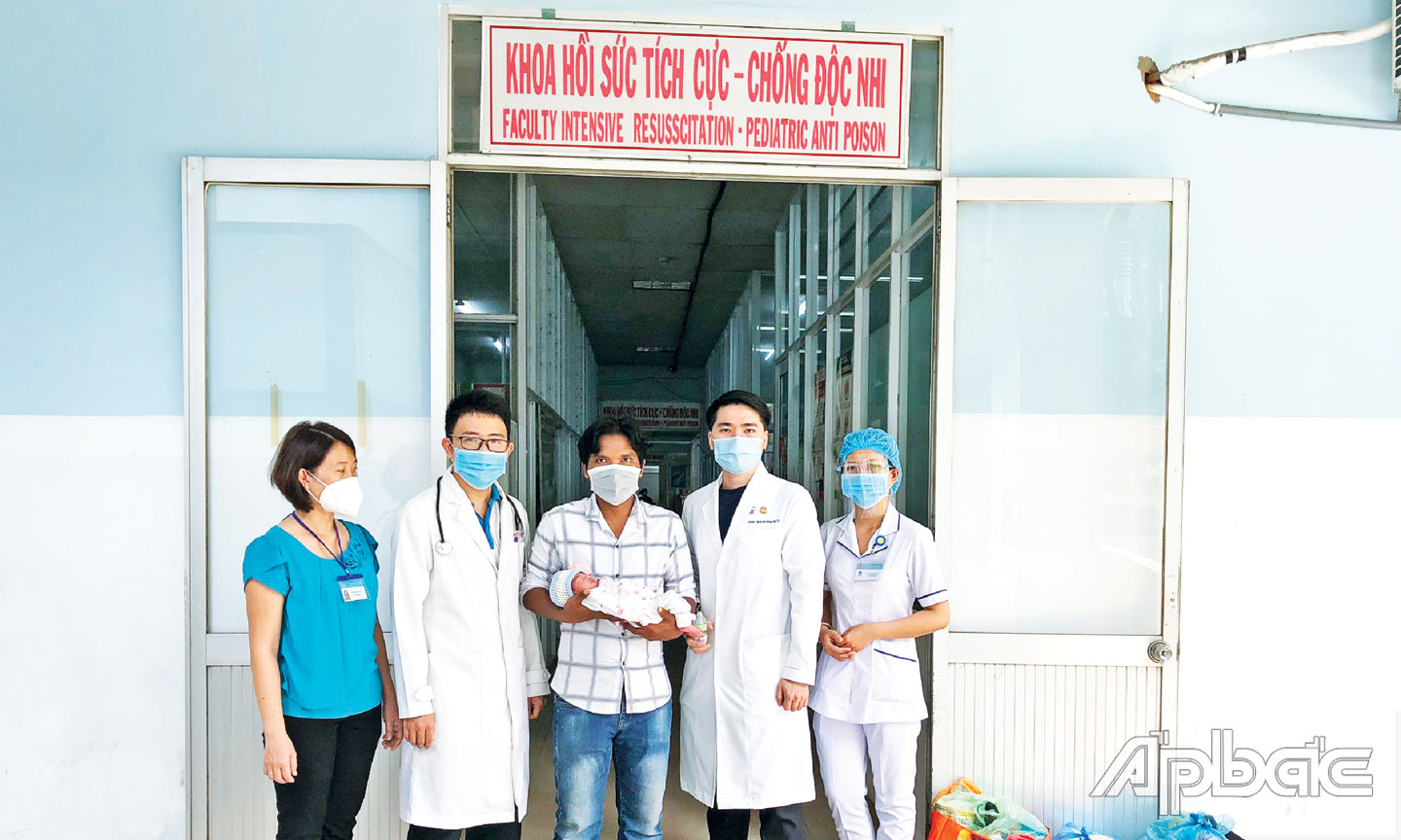 Bác sĩ, điều dưỡng quyến luyến khi trao bé về với cha.