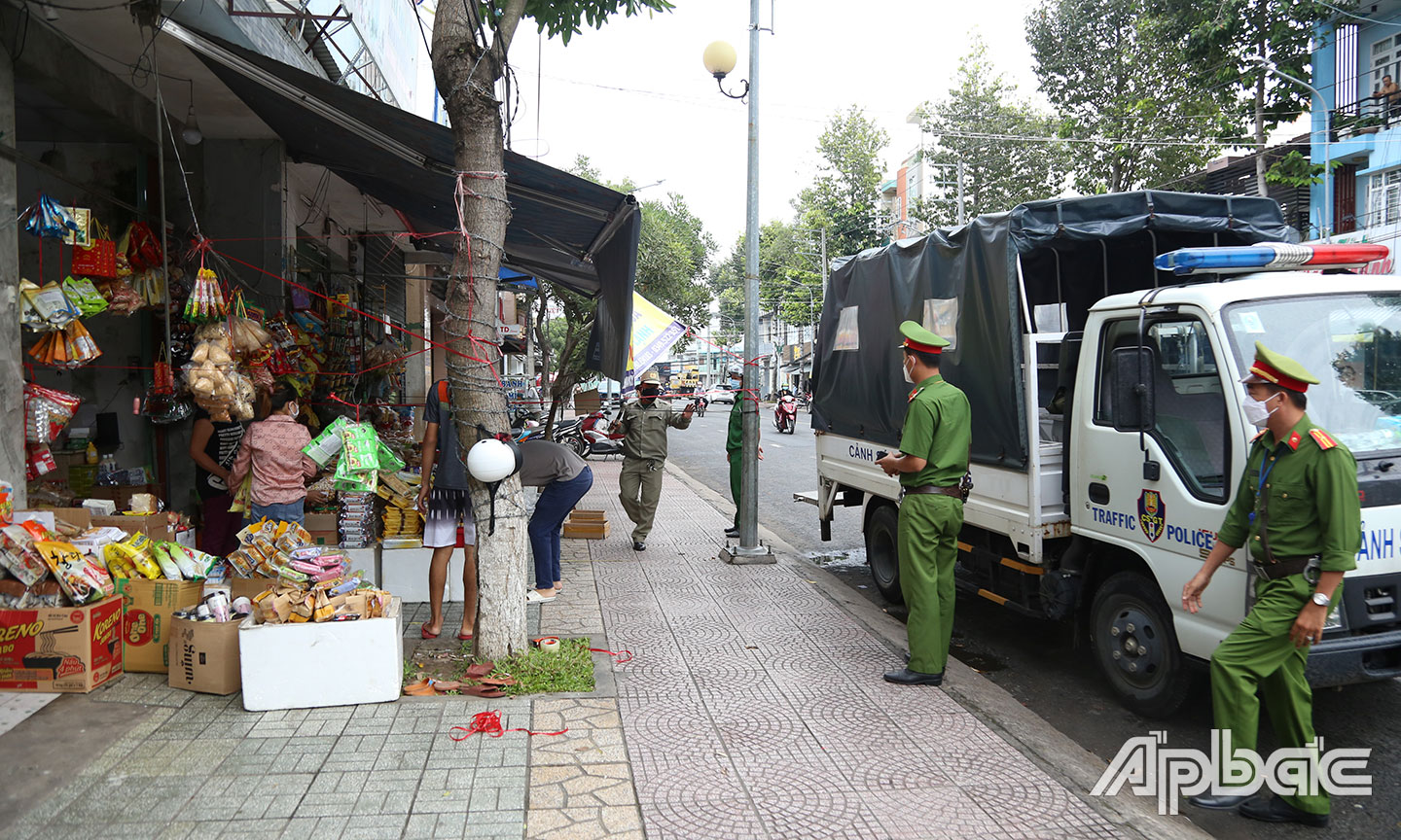 Lực lượng Công an TP.Mỹ Tho nhắc nhở không lấn chiếm hành lan ATGT và đảm bảo công tác phòng, chống dịch Covid-19