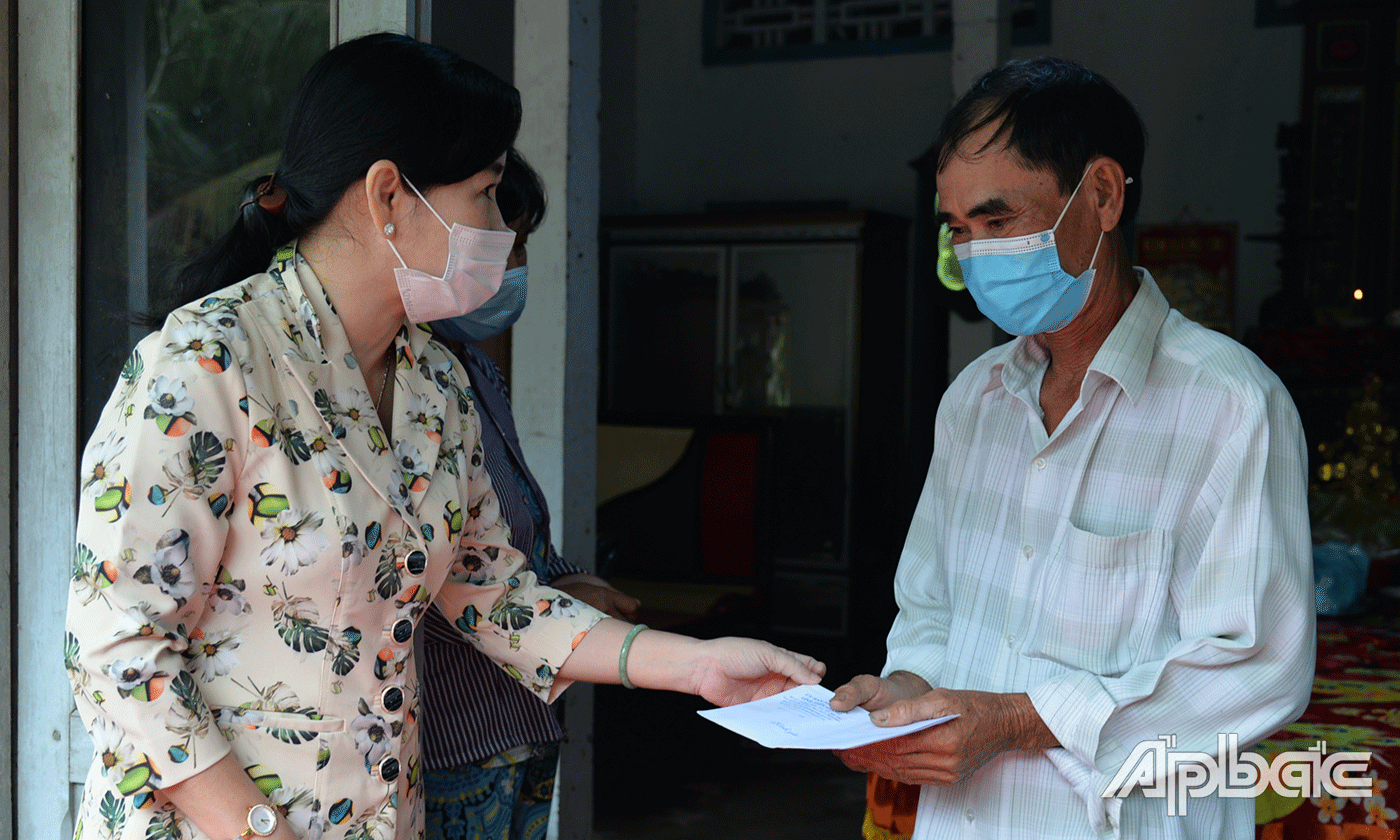 Đồng chí Châu Thị Mỹ Phương thăm hỏi, tặng quà cho trẻ em mồ côi và gia đình có người tử vong do dịch bệnh Covid-19 tại huyện Gò Công Tây.