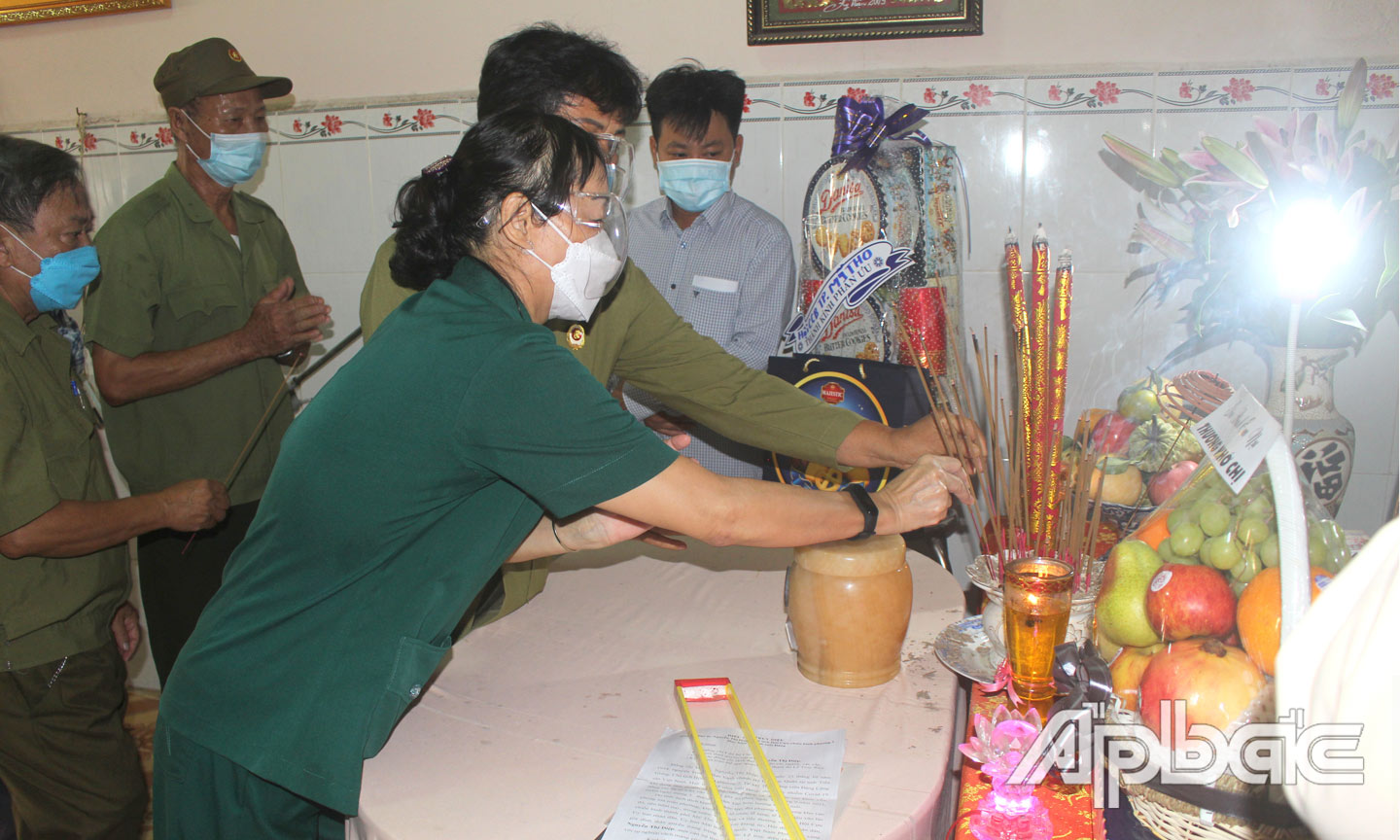 Các đại biểu thắp hương trước linh cữu đồng chí Nguyễn Thị Diệp.