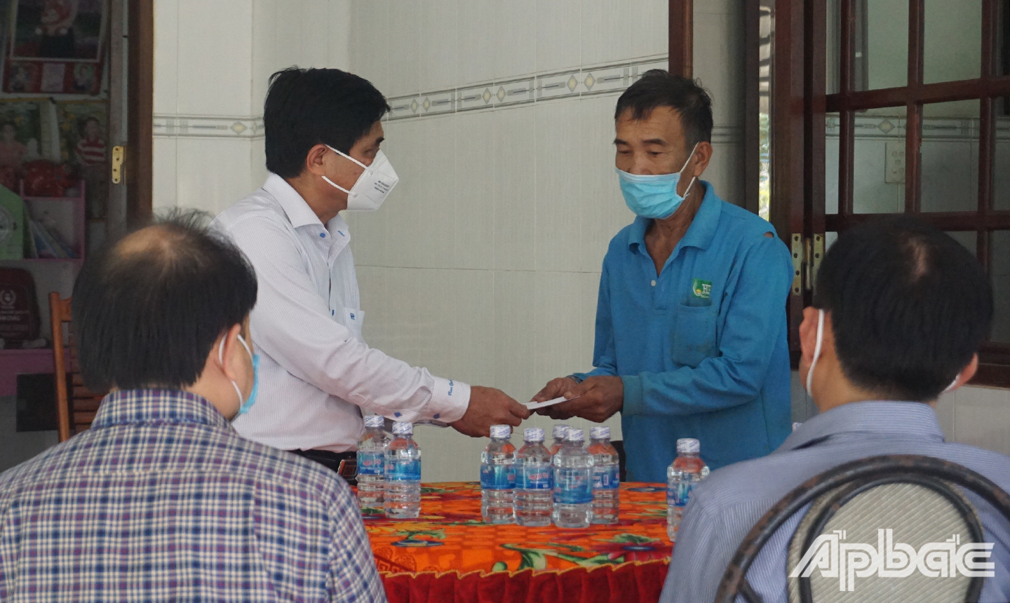 Đồng chí Nguyễn Văn Nhã thăm hỏi, tặng quà cho trẻ em và gia đình có người tử vong do dịch bệnh Covid-19 tại huyện Cai Lậy