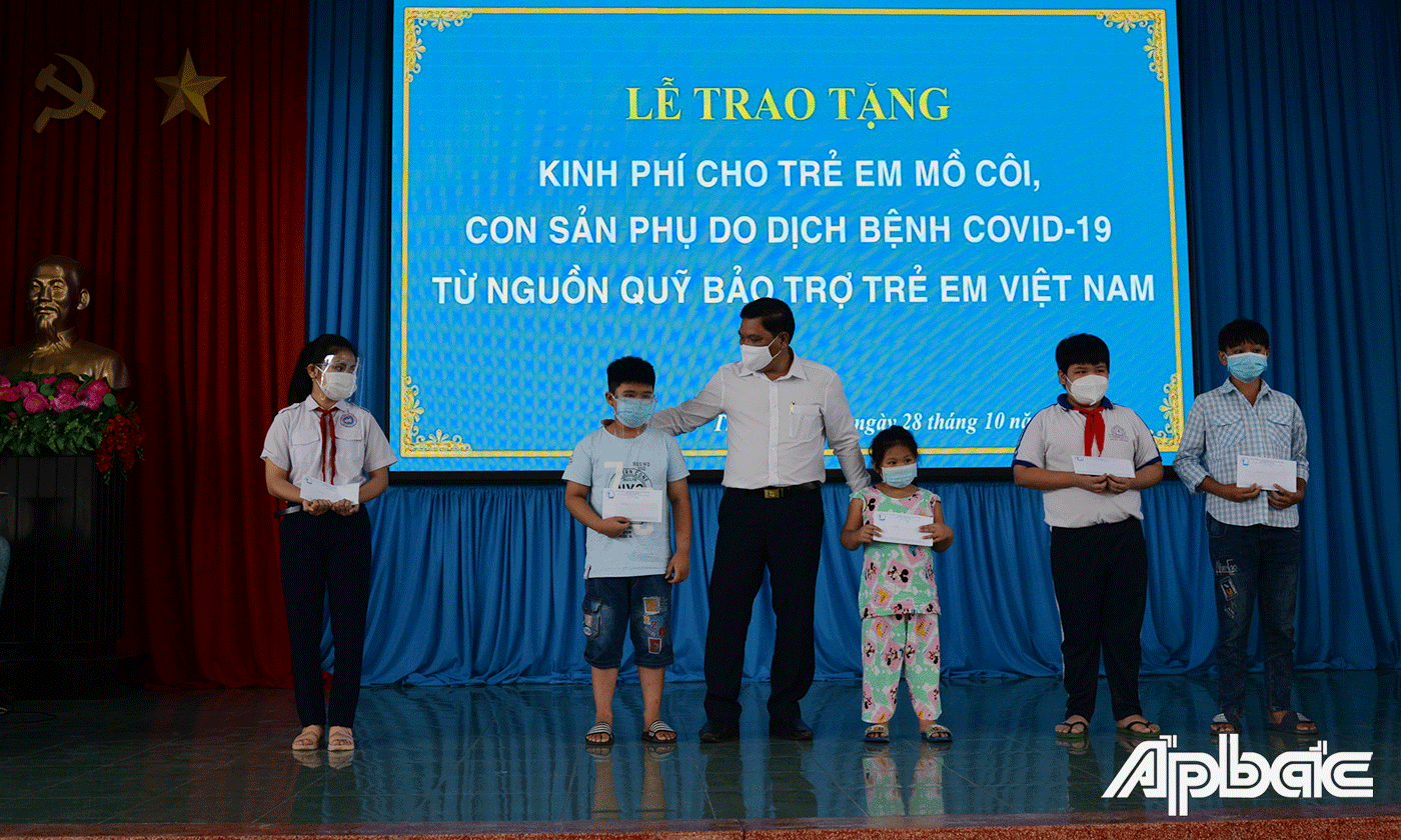 Đồng chí Lý Văn Cẩm ân cần thăm hỏi và trao quà cho trẻ em mồ côi vì Covid-19 cho các em ở cụm 1 tại TX. Cai Lậy.
