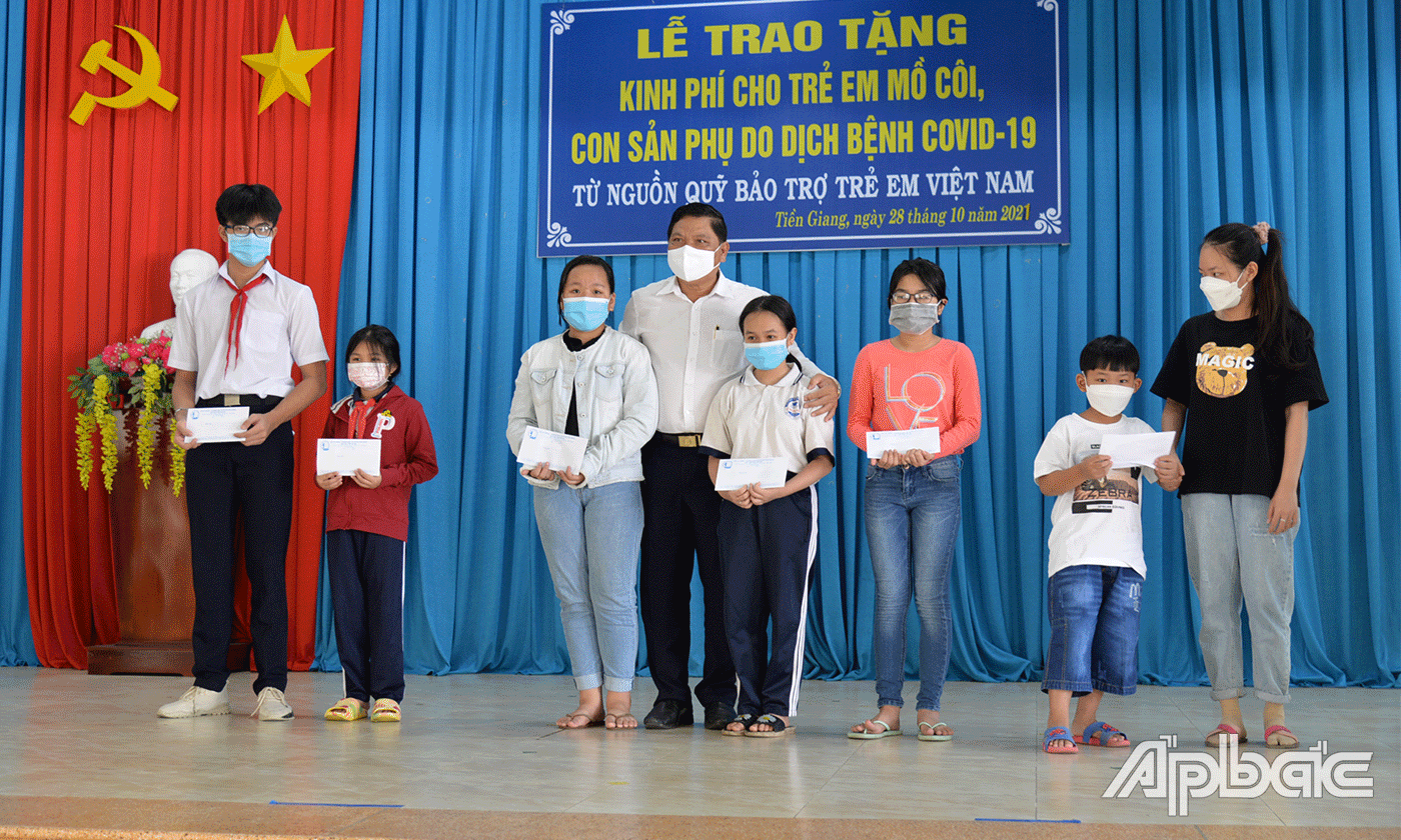 Đồng chí Lý Văn Cẩm ân cần thăm hỏi và trao quà cho trẻ em mồ côi vì Covid-19 cho các em ở cụm 2.