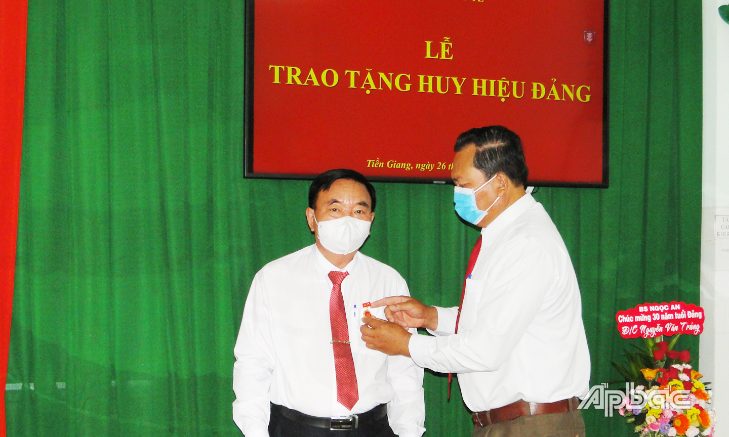 đồng chí Võ văn Dũng trao huy hiệu cao quý cho đảng viên cao tuổi đảng