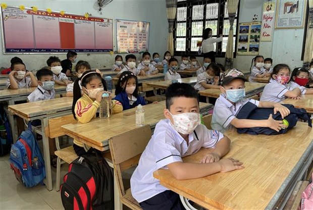 Các học sinh mang khẩu trang phòng dịch COVID-19 tại lớp học, ở thành phố Đông Hà (Quảng Trị). (Ảnh: Thanh Thủy/TTXVN)