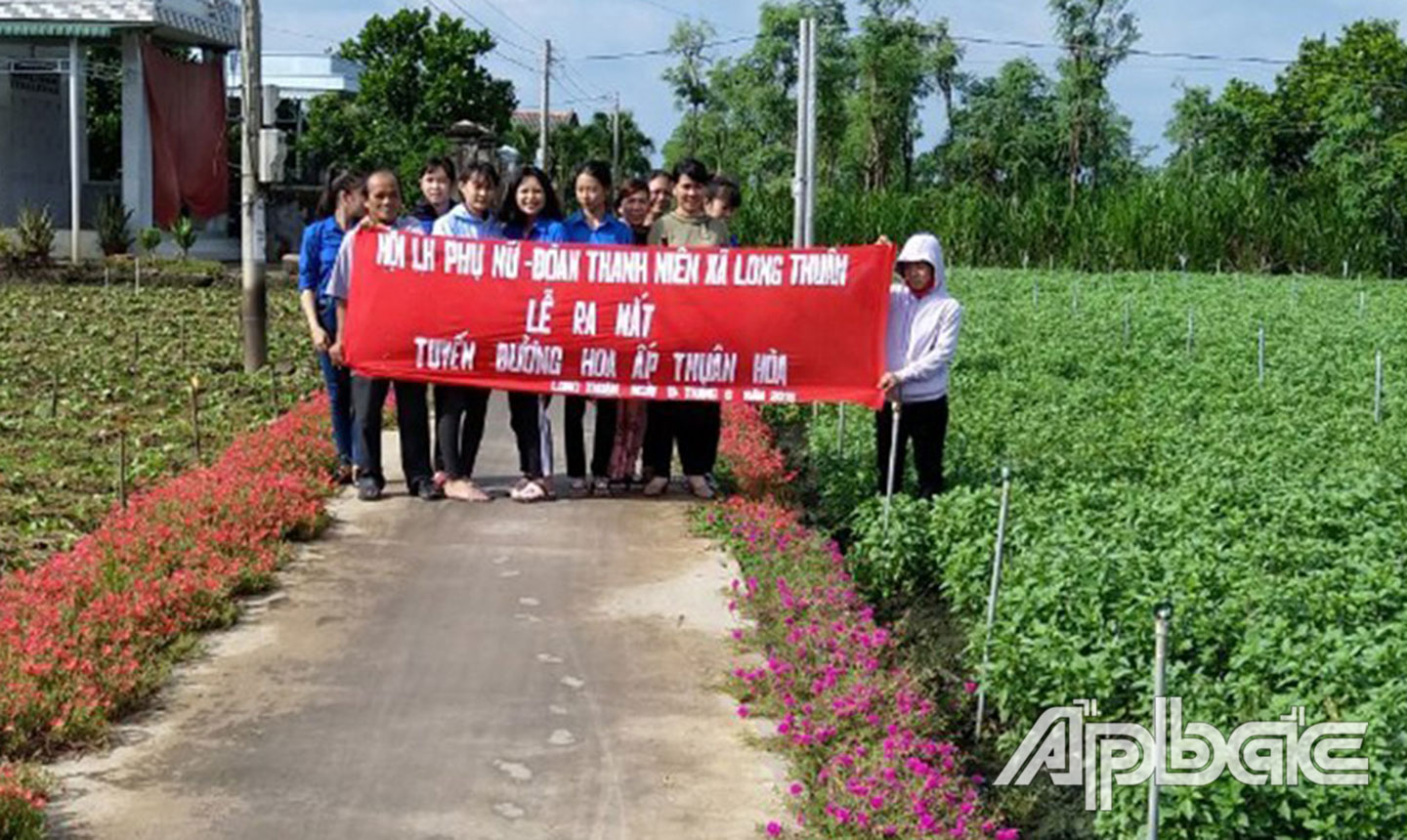 Các đoàn thể và người dân ngày càng quan tâm, thực hiện giữ gìn vệ sinh môi trường, góp phần xây dựng các danh hiệu văn hóa. Ảnh: T.H