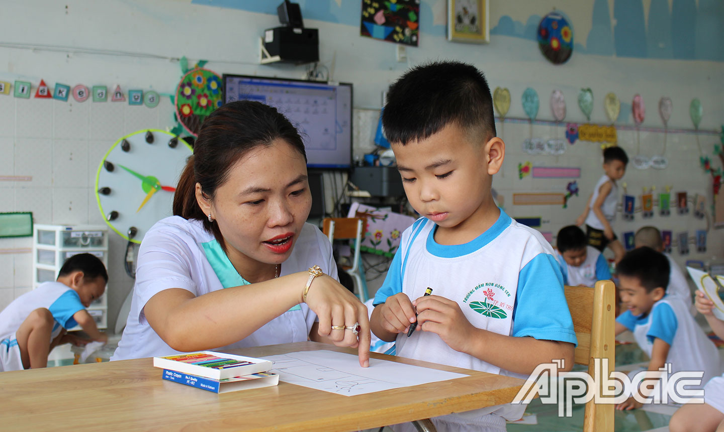 Việc ban hành hai nghị quyết liên quan đến bậc học mầm non được đánh giá là rất kịp thời, gỡ khó cho bậc học này. (Ảnh chụp tại Trường Mầm non Bông Sen, TP. Mỹ Tho, khi chưa bùng phát dịch Covid-19). 
