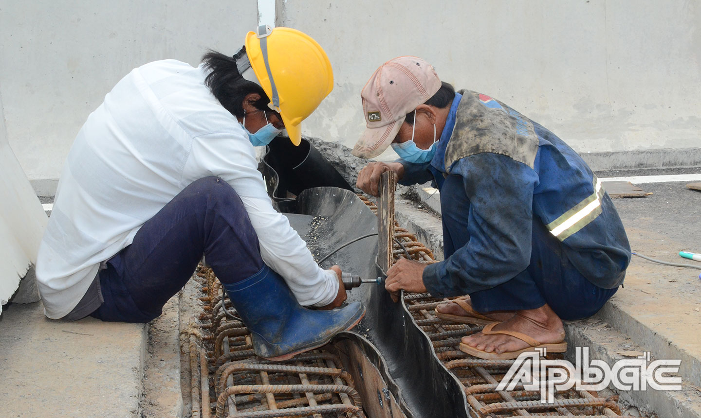 Công nhân lắp đặt khe co giãn tại cầu vượt giao với  đường tỉnh 878 (thuộc huyện Châu Thành).