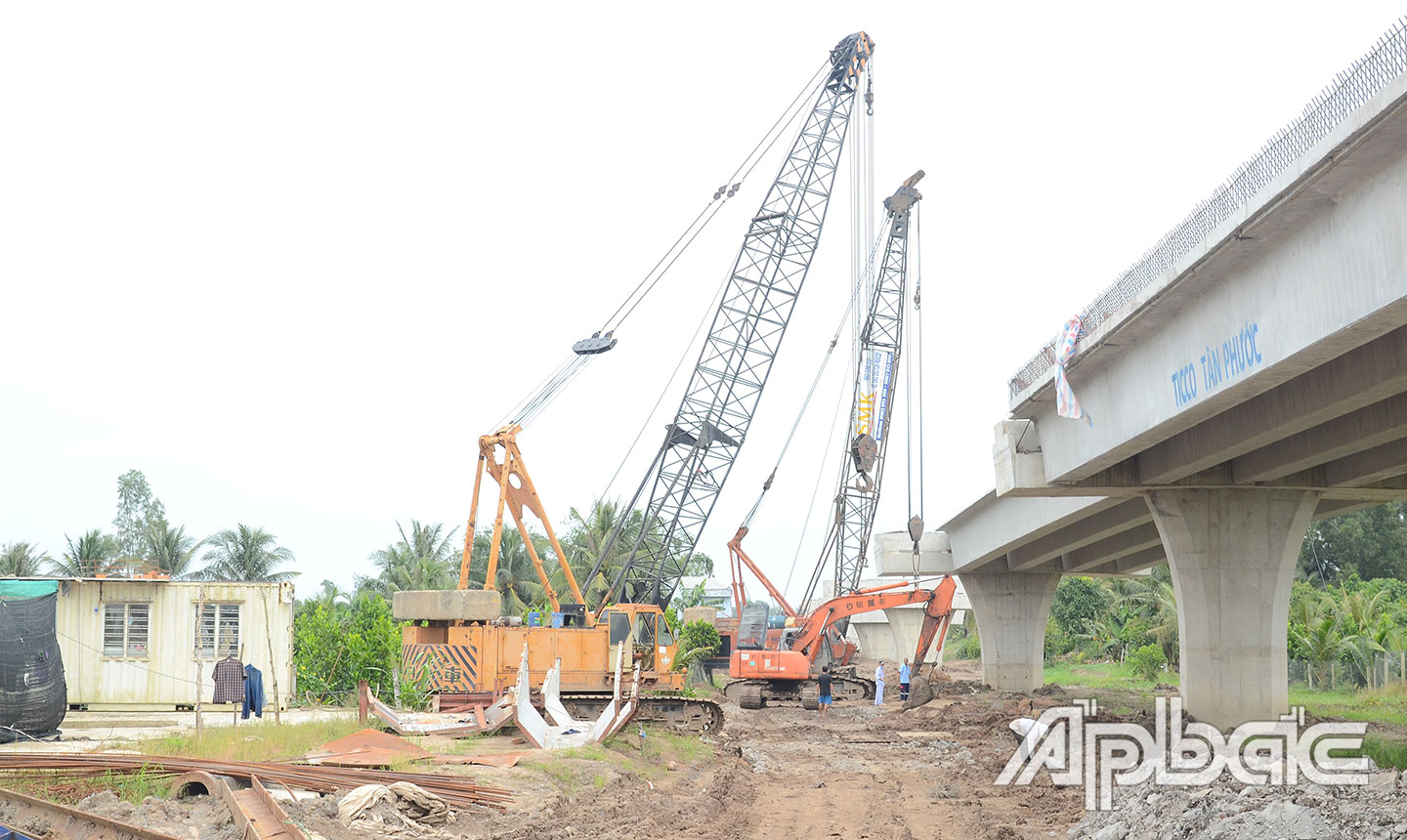 Các cầu vượt đang được nhà thầu khẩn trương hoàn thiện.
