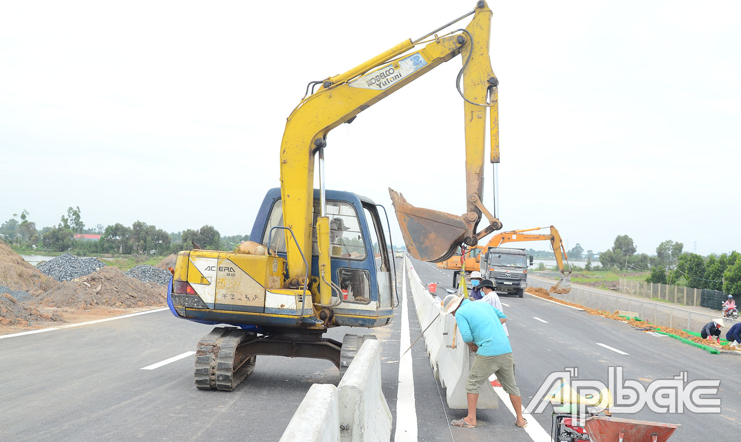  Lắp đặt dải phân cách trên tuyến cao tốc.