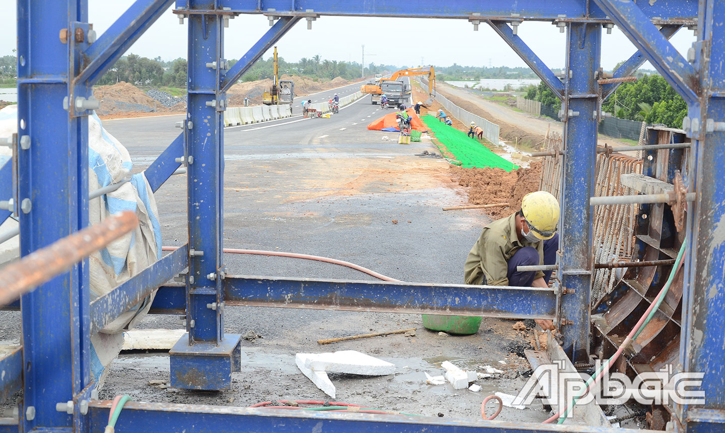 Công trường tấp nập phương tiện, máy móc.