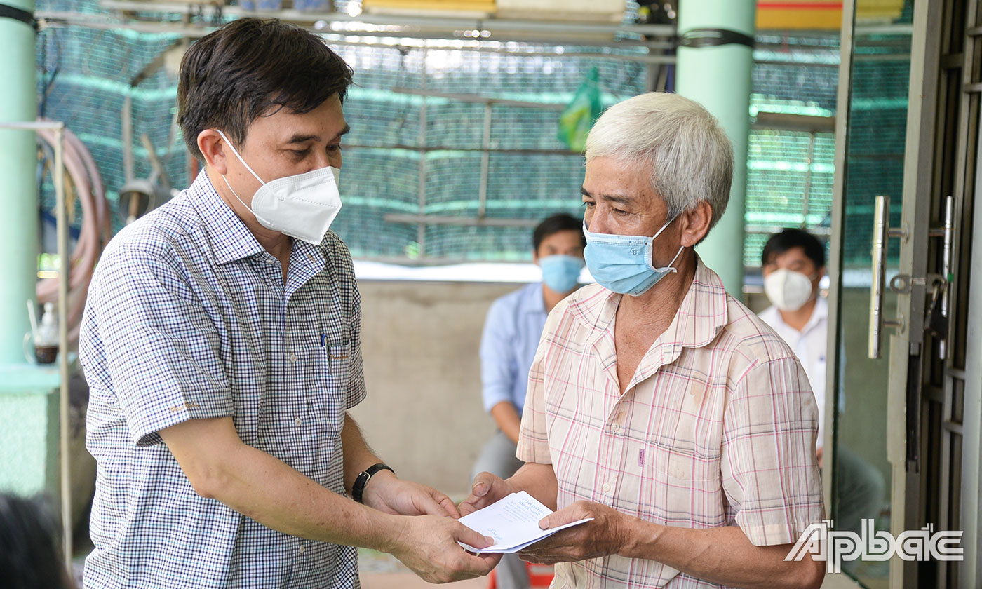 Đồng chí Nguyễn Văn Mười thăm hỏi, động viên và tặng quà gia đình có người tử vong do Covid-19 tại huyện Chợ Gạo.