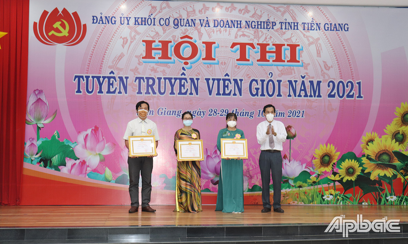 Ban Tổ chức trao giấy khen cho 3 thí sinh đạt giải Ba tại hội thi.
