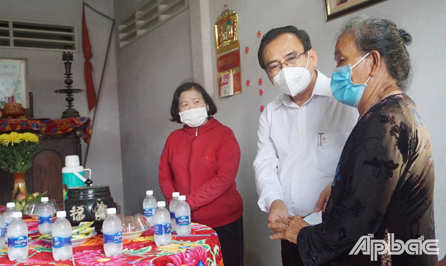 Một số hình ảnh của Đồng chí Võ Văn Bình thăm và tặng quà cho gia đình có người tử vong do dịch bệnh Covid-19 tại huyện Châu Thành. 