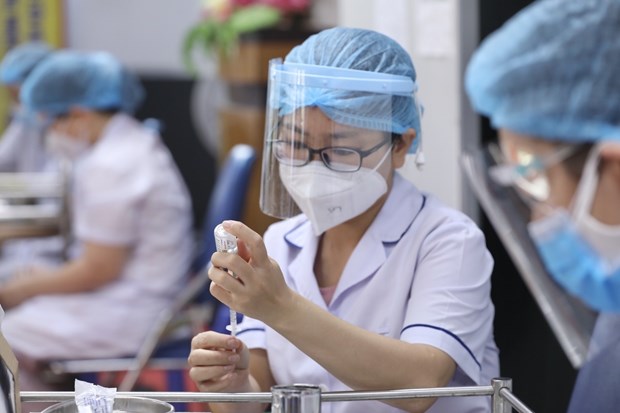 Nhân viên y tế tiêm vaccine phòng COVID-19 cho học sinh tại huyện Củ Chi. (Ảnh: Thu Hương/TTXVN)