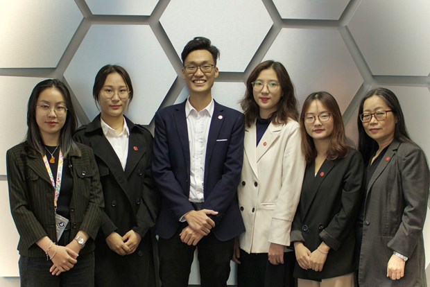 Chủ nhiệm ngành Quản trị du lịch và khách sạn Đại học RMIT, Tiến sỹ Jackie Ong (bìa phải) cùng các thành viên nhóm The Sustainablers. (Ảnh: PV)