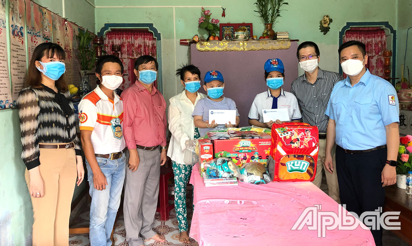 Đoàn công tác Hội đồng Đội Trung ương đến thăm hỏi, trao quà và các suất hỗ trợ cho 2 trẻ mồ côi cha vì Covid-19 ở huyện Gò Công Tây.