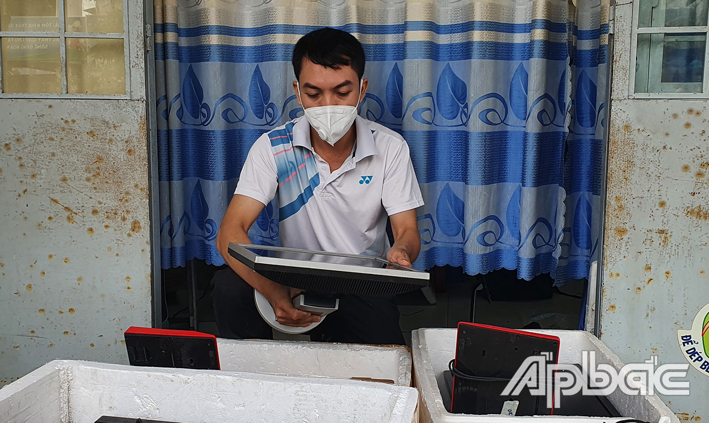 Thầy Bình chuẩn bị phụ kiện để lắp ráp máy tính cho học sinh. 